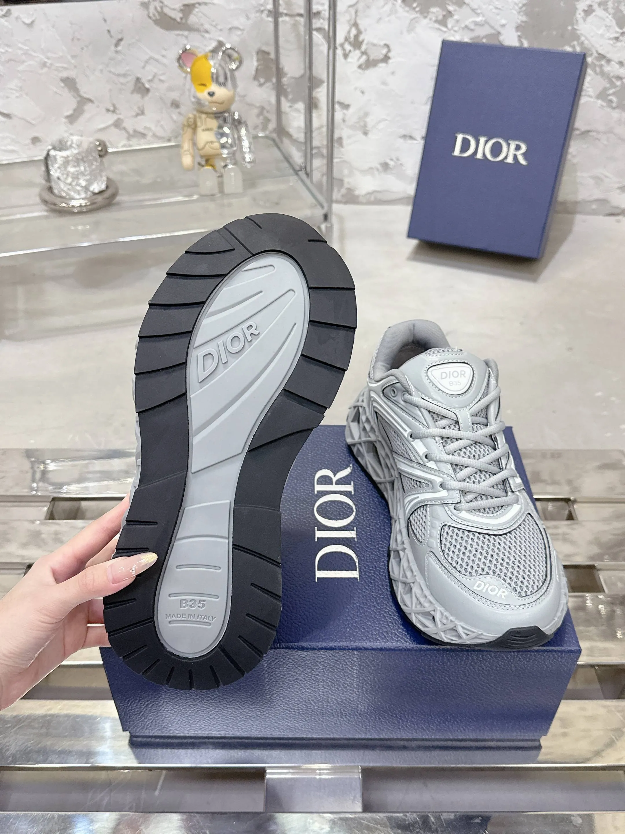 Factory price 780💰 Top version! ! ! Dior (B35) DIOR spring and summer men's wear show, the show was held at the Valle de Grasse School in Paris. Kim Jones drew inspiration from the works of South African artist Hylton Nel. The details of the shoes, clog soles and tribal elements, cleverly blended luxury craftsmanship and practicality, with fresh childishness and bright temperament, creating a new season hot spot. Dior KAWA Dior co-branded casual sports shoes reinterpret running shoes with Dior's high-end style. B35 is made of fine-textured leather and mesh fabric materials. It can be worn in all seasons, is comfortable and breathable, and has multiple lines on the shoe body to outline details. It has a full retro three-dimensional feel and can create a casual look all year round! Fabric: Cowhide/customized cloth material Lining: Imported breathable mesh Outsole: Original molded outsole Size: 39-46 (customized at 45.46)